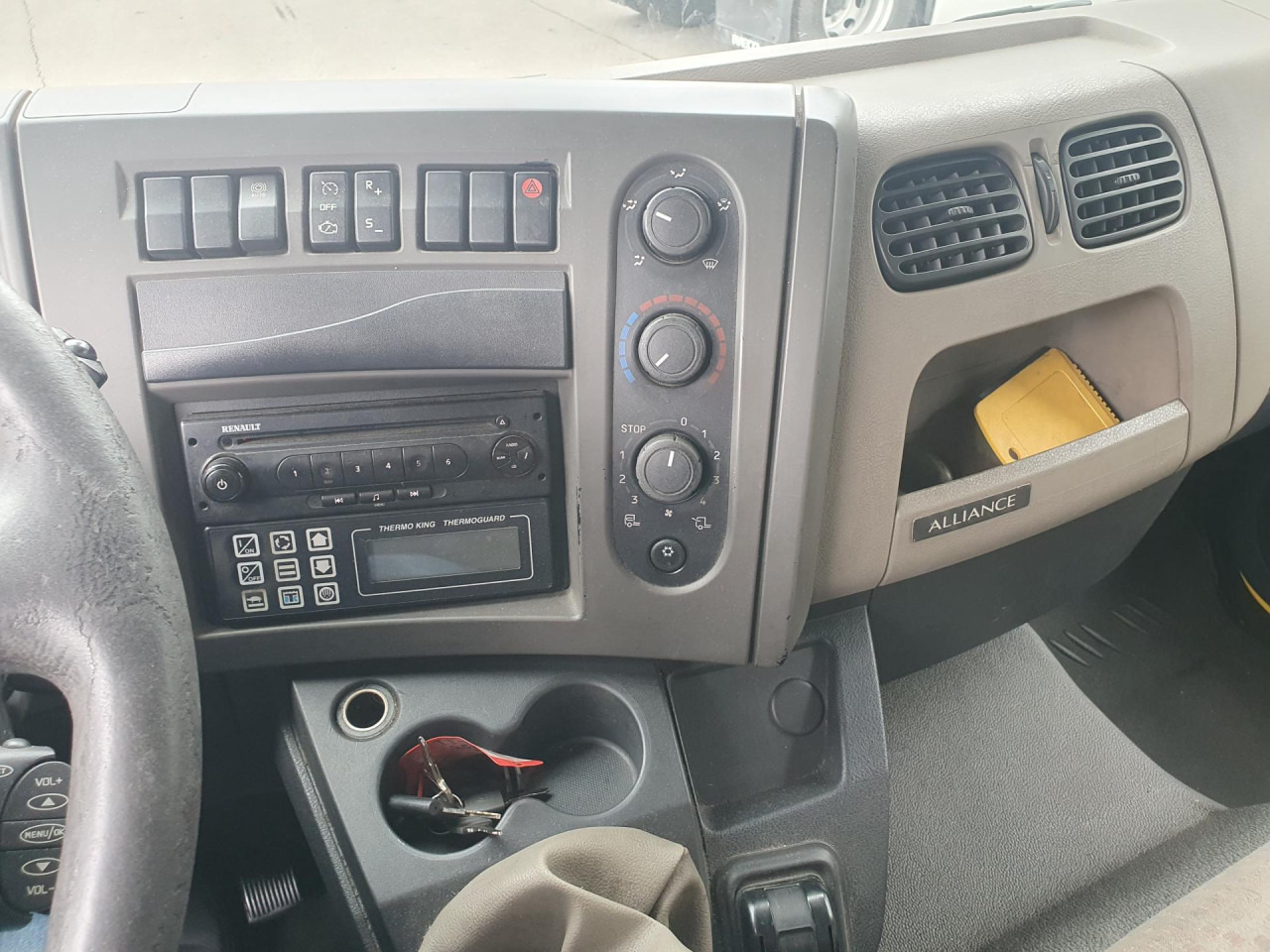 RENAULT Midlum 220.12 - Камион ладилник: слика 2 RENAULT Midlum 220.12 - Камион ладилник: слика 2