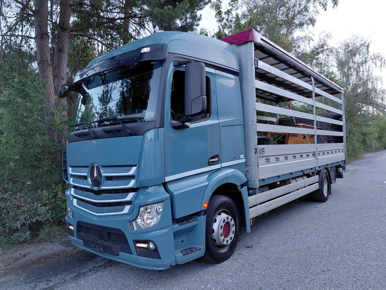 Mercedes-Benz Actros 1836 4x2, E6, Ladebordwand, Fahrschule - Камион со церада: слика 1 Mercedes-Benz Actros 1836 4x2, E6, Ladebordwand, Fahrschule - Камион со церада: слика 1