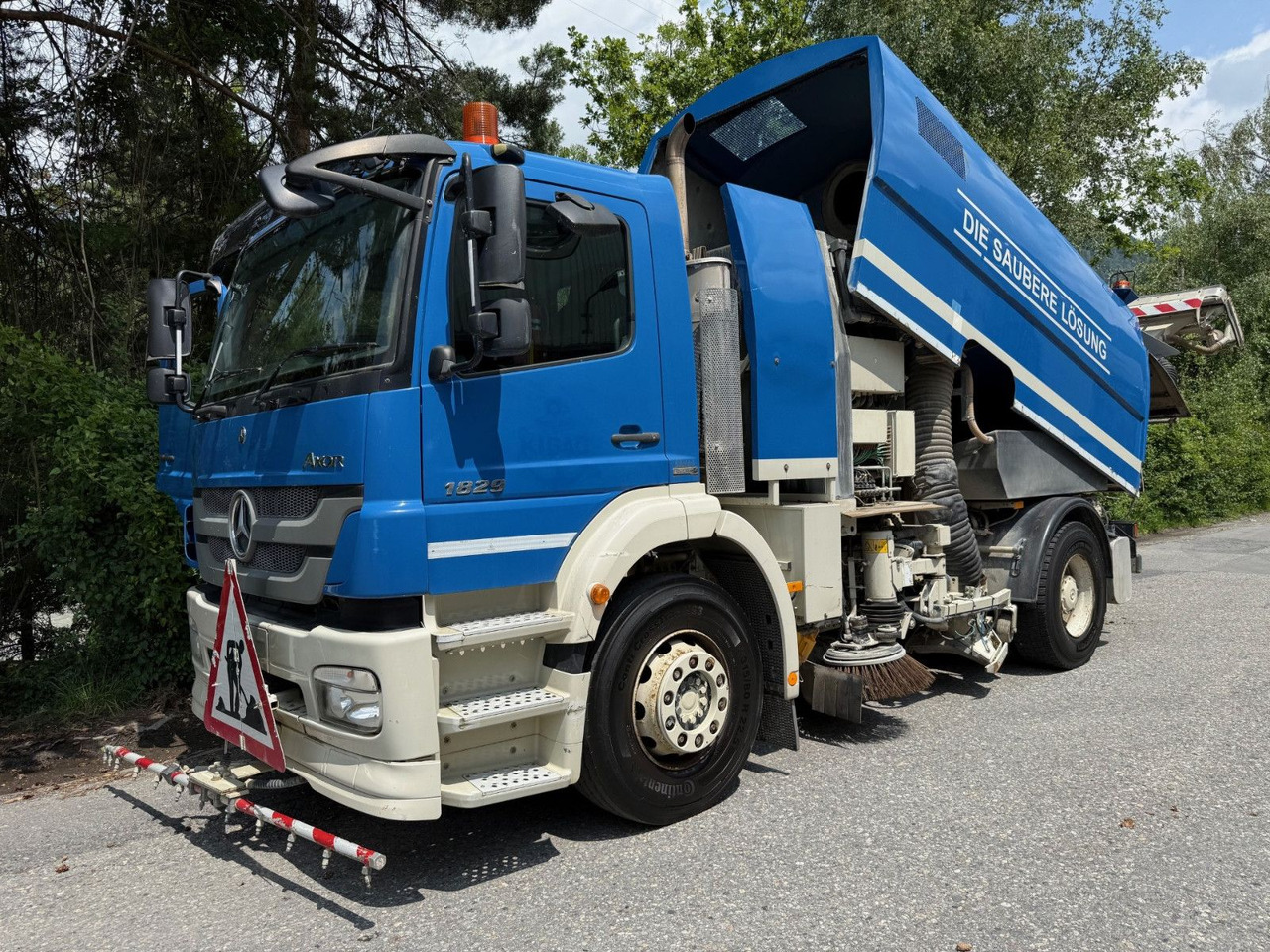 Mercedes-Benz Axor 1829 4x2, E5, EPS, RHD, Faun Kehrmaschine - Возило за метење: слика 1 Mercedes-Benz Axor 1829 4x2, E5, EPS, RHD, Faun Kehrmaschine - Возило за метење: слика 1