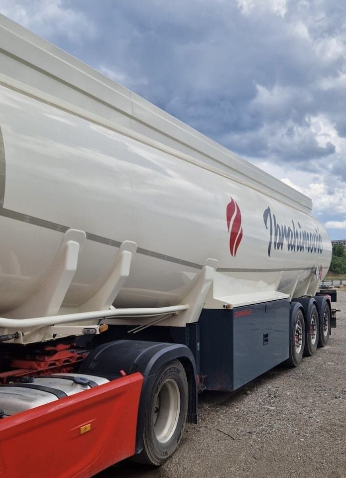 Schwarzmüller ADR, Diesel/Benzin Treibstoff, oben/unten, 3Kamm - Полуприколка цистерна: слика 4 Schwarzmüller ADR, Diesel/Benzin Treibstoff, oben/unten, 3Kamm - Полуприколка цистерна: слика 4