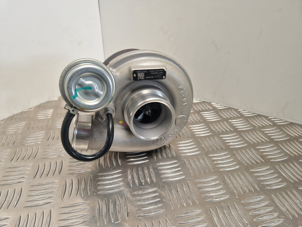 JCB turbocharger 320/06049 Garrett Turbo 762932-02 - Мотор и делови за Градежна машина: слика 2 JCB turbocharger 320/06049 Garrett Turbo 762932-02 - Мотор и делови за Градежна машина: слика 2