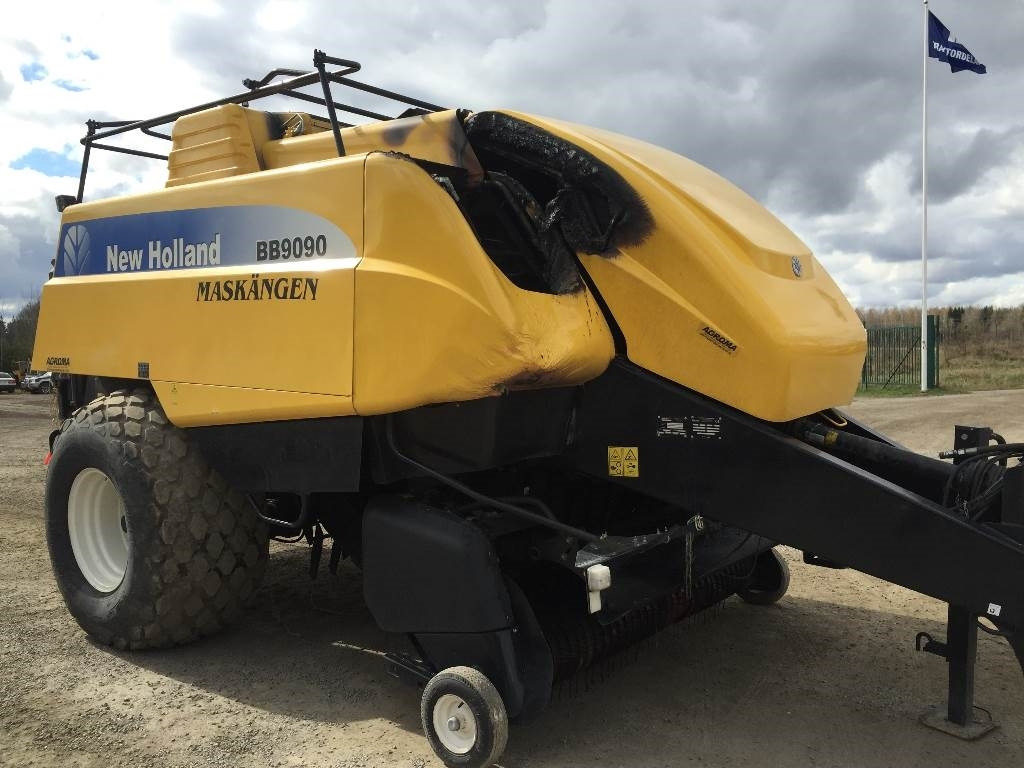 New Holland BB9090 Damaged / Skadad - Балирка за квадратни бали: слика 4 New Holland BB9090 Damaged / Skadad - Балирка за квадратни бали: слика 4
