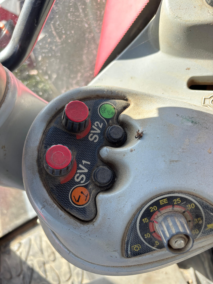 AGCO Massay Ferguson 8480 Przełączniki Przycisk Kabiny Kabinowe - Кабина и ентериер за Земјоделска машина: слика 5 AGCO Massay Ferguson 8480 Przełączniki Przycisk Kabiny Kabinowe - Кабина и ентериер за Земјоделска машина: слика 5
