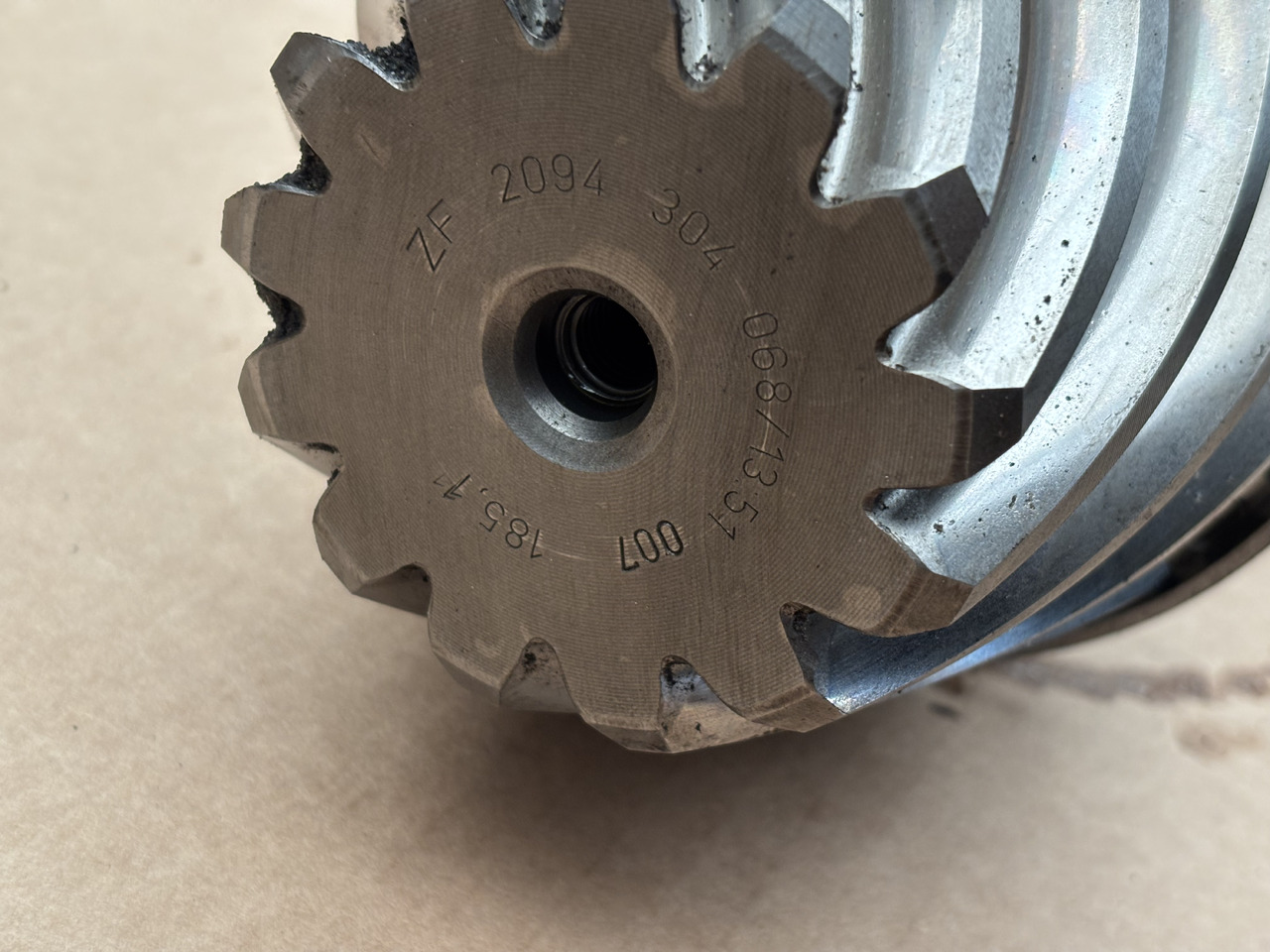 Deutz Fahr Agrotron 230 260 Skrzynia Biegów Atak Wał Tryb Zębatka Trzpień CZĘŚCI 2094304068 - Менувач за Земјоделска машина: слика 2 Deutz Fahr Agrotron 230 260 Skrzynia Biegów Atak Wał Tryb Zębatka Trzpień CZĘŚCI 2094304068 - Менувач за Земјоделска машина: слика 2