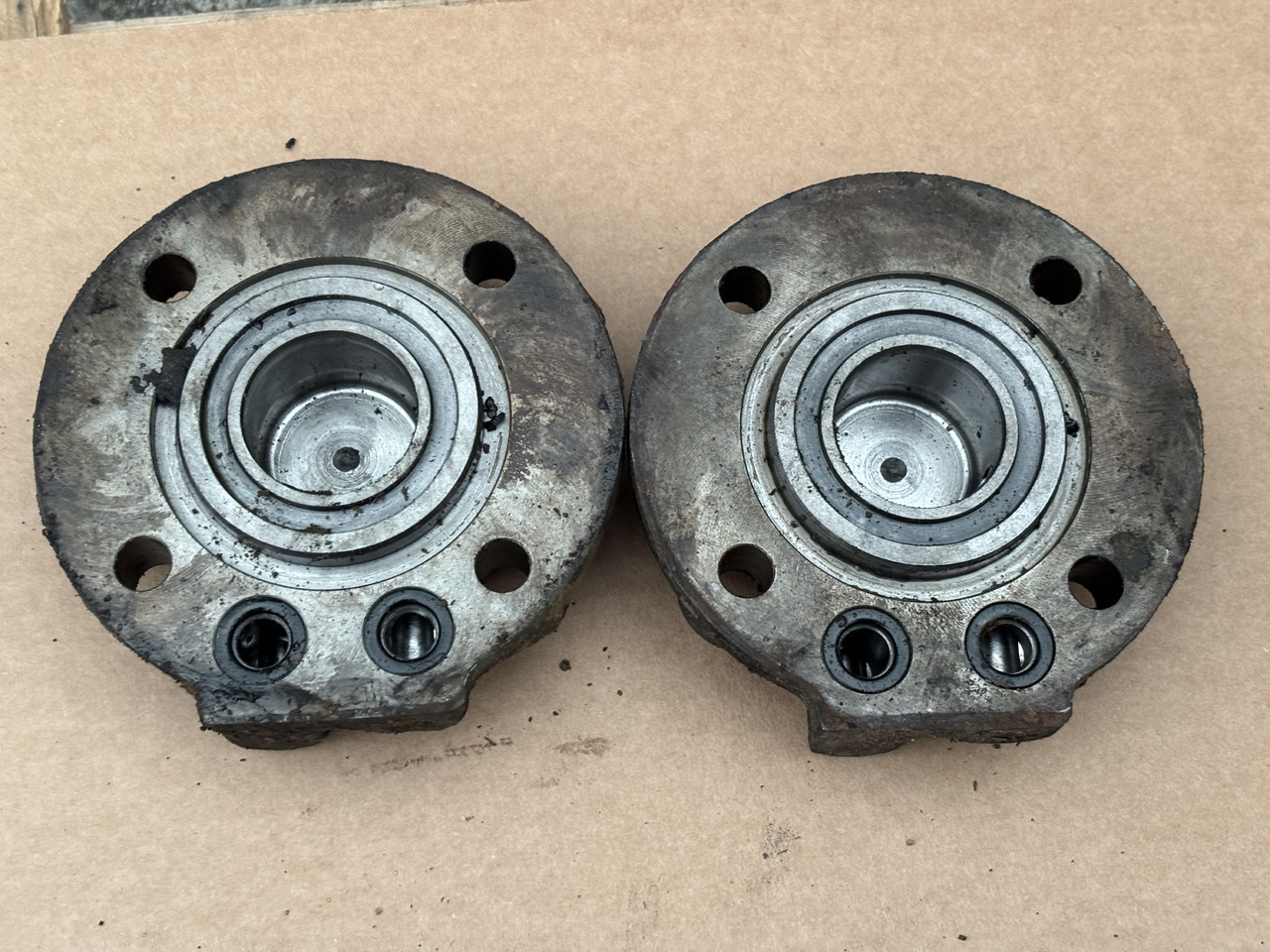 Deutz Fahr Agrotron 230 260 Skrzynia Biegów Piasta Obudowa Mocowanie CZĘŚCI - Менувач за Земјоделска машина: слика 1 Deutz Fahr Agrotron 230 260 Skrzynia Biegów Piasta Obudowa Mocowanie CZĘŚCI - Менувач за Земјоделска машина: слика 1