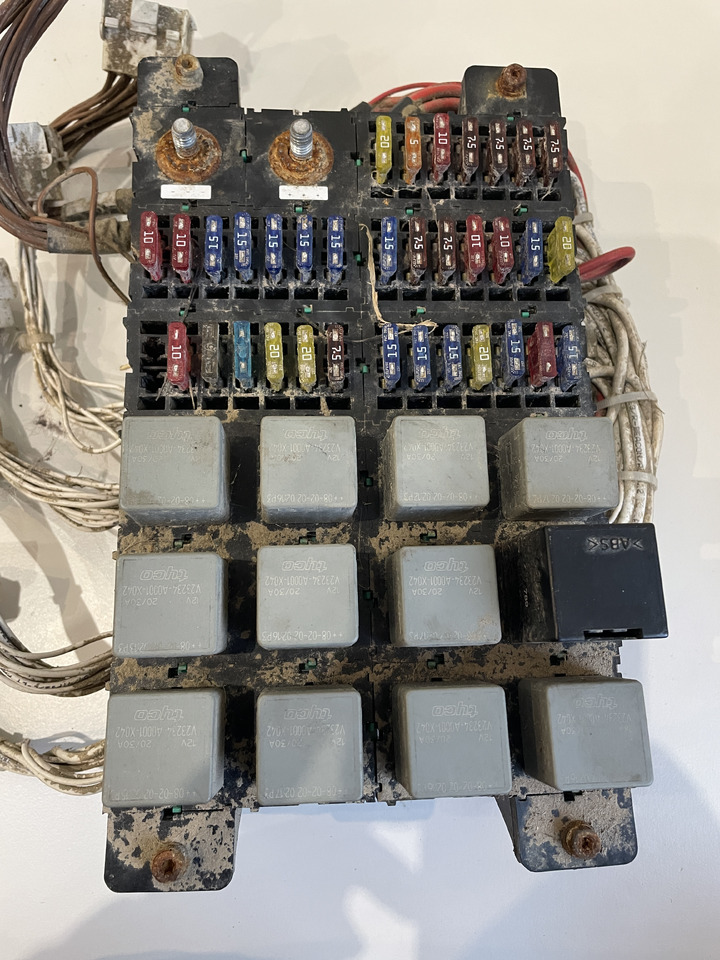 Deutz-Fahr Agrovector - centralka płyta bezpieczników - Осигурач за Земјоделска машина: слика 2 Deutz-Fahr Agrovector - centralka płyta bezpieczników - Осигурач за Земјоделска машина: слика 2