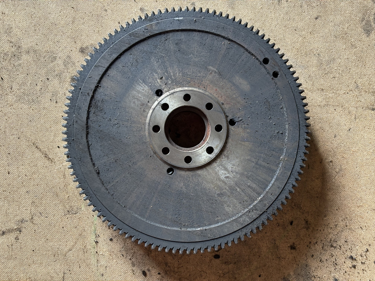 Deutz TD2011 D2011 D2011L04W  Koło Zamachowe  04104106 - Замаец за Земјоделска машина: слика 1 Deutz TD2011 D2011 D2011L04W  Koło Zamachowe  04104106 - Замаец за Земјоделска машина: слика 1