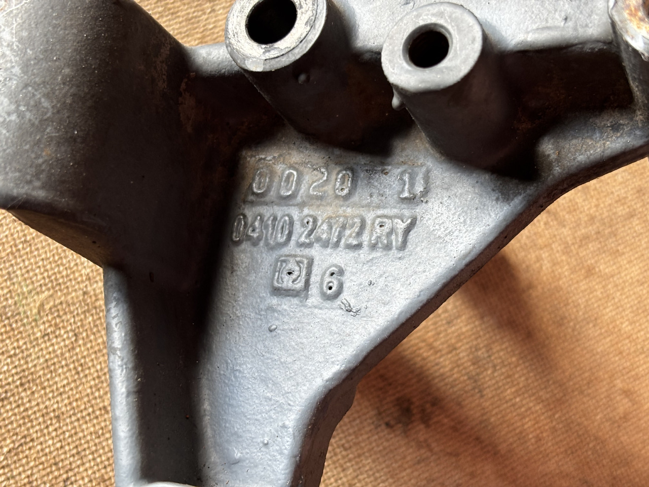 Deutz TD2011 D2011 D2011L04W Uchwyt Alternatora 04102472 04102472R - Алтернатор за Земјоделска машина: слика 2 Deutz TD2011 D2011 D2011L04W Uchwyt Alternatora 04102472 04102472R - Алтернатор за Земјоделска машина: слика 2