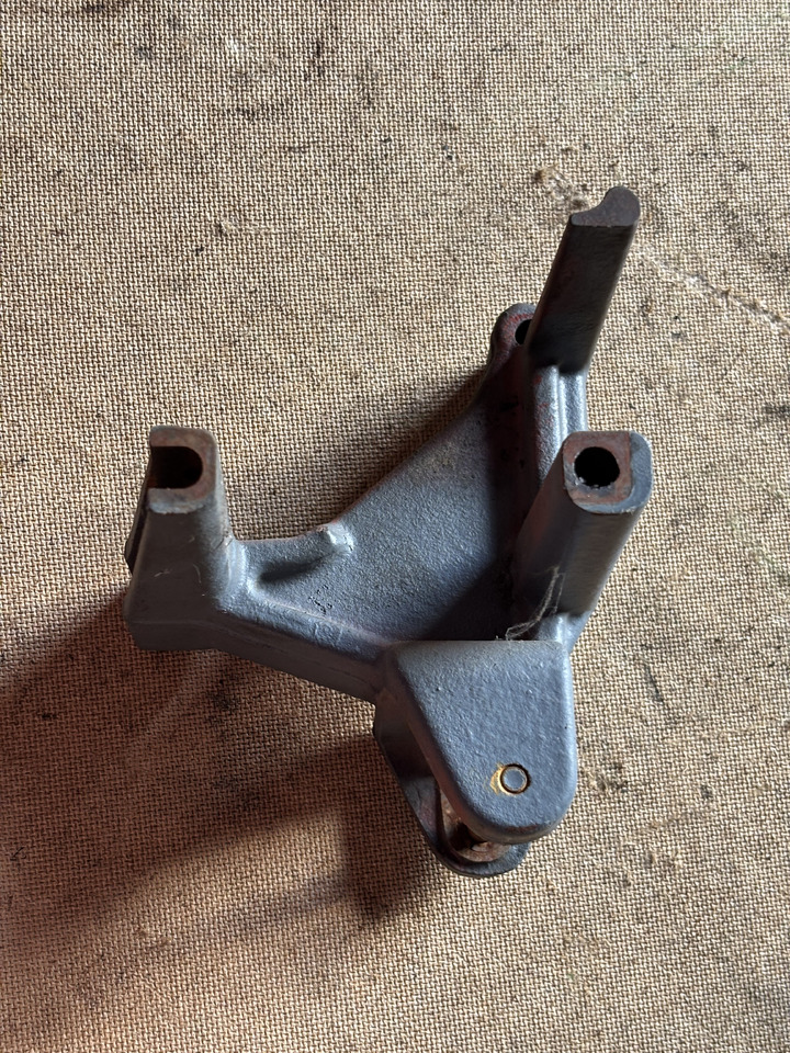 Deutz TD2011 D2011 D2011L04W Uchwyt Alternatora 04102472 04102472R - Алтернатор за Земјоделска машина: слика 3 Deutz TD2011 D2011 D2011L04W Uchwyt Alternatora 04102472 04102472R - Алтернатор за Земјоделска машина: слика 3