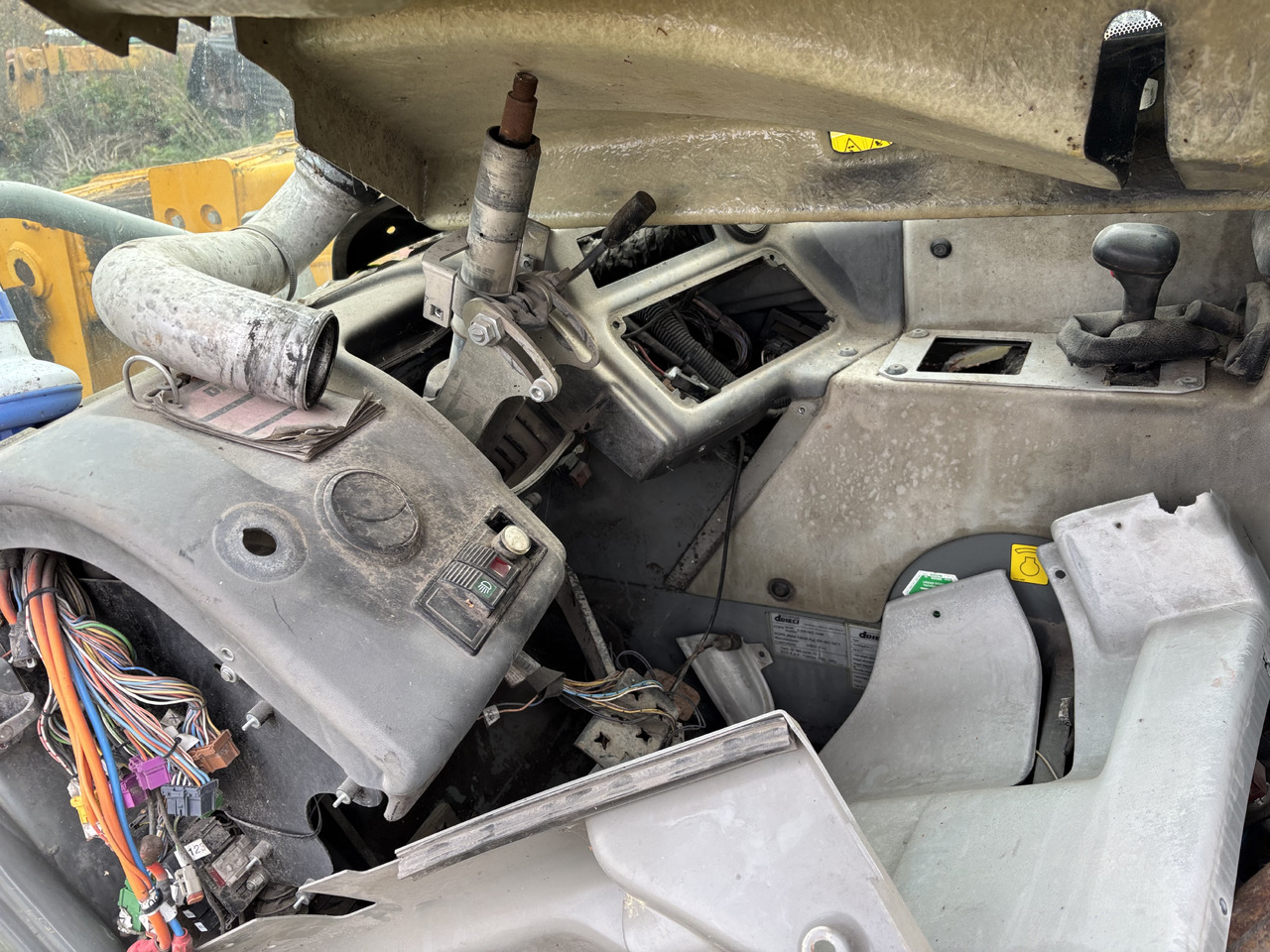 Dieci 185 - Ładowarka Teleskopowa - Kokpit Elementy Wnętrza Plastikowe Przyciski Wiązka - Кабина и ентериер за Телескопски ракувач: слика 2 Dieci 185 - Ładowarka Teleskopowa - Kokpit Elementy Wnętrza Plastikowe Przyciski Wiązka - Кабина и ентериер за Телескопски ракувач: слика 2