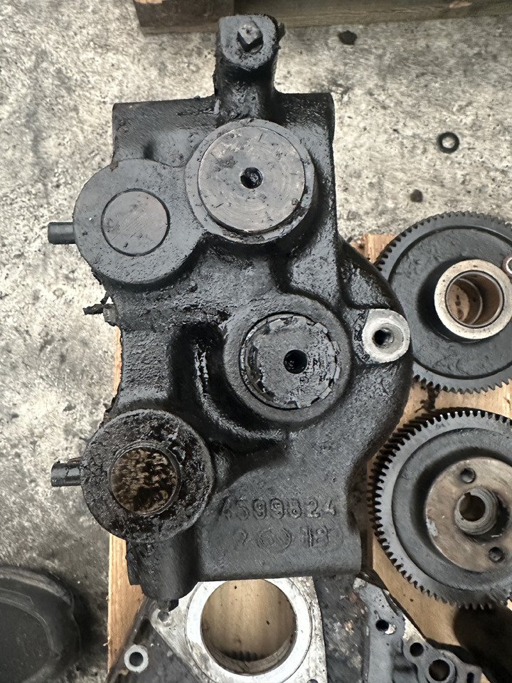 Fiat 780dt Fiat 8045 pompa paliwa , pompa oleju Balansery obudowa rozrządu - Пумпа за гориво за Трактор: слика 4 Fiat 780dt Fiat 8045 pompa paliwa , pompa oleju Balansery obudowa rozrządu - Пумпа за гориво за Трактор: слика 4