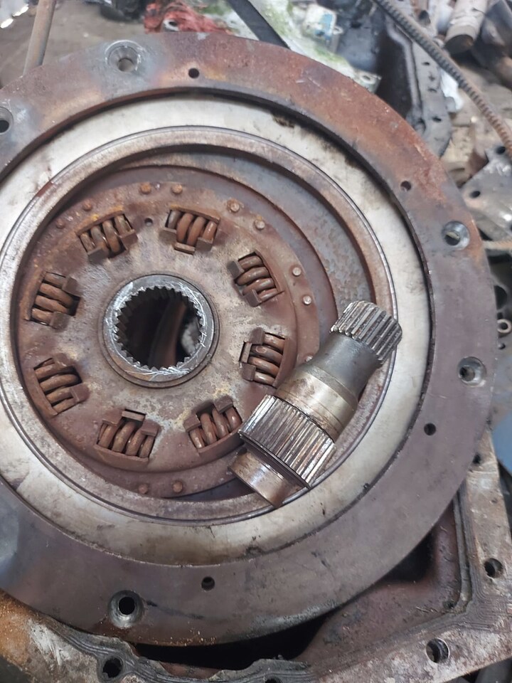 Ford 8730 Powershift sprzęgło - Квачила и делови за Трактор: слика 2 Ford 8730 Powershift sprzęgło - Квачила и делови за Трактор: слика 2