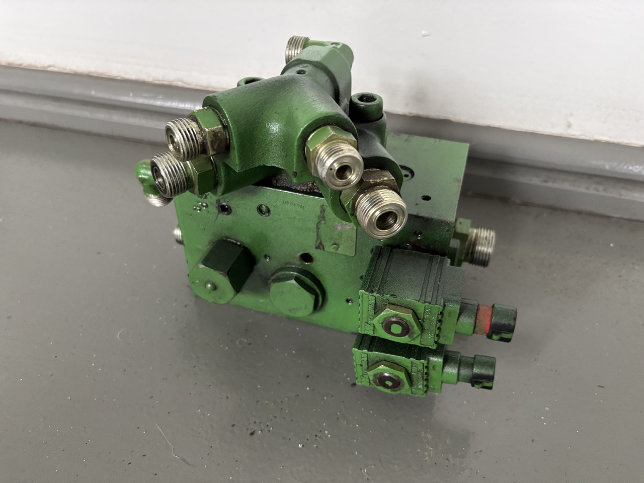 John Deere 6010 6110 6210 6310 6410 Blok Zaworowy TLS AL116954 - Хидрауличен вентил за Земјоделска машина: слика 1 John Deere 6010 6110 6210 6310 6410 Blok Zaworowy TLS AL116954 - Хидрауличен вентил за Земјоделска машина: слика 1