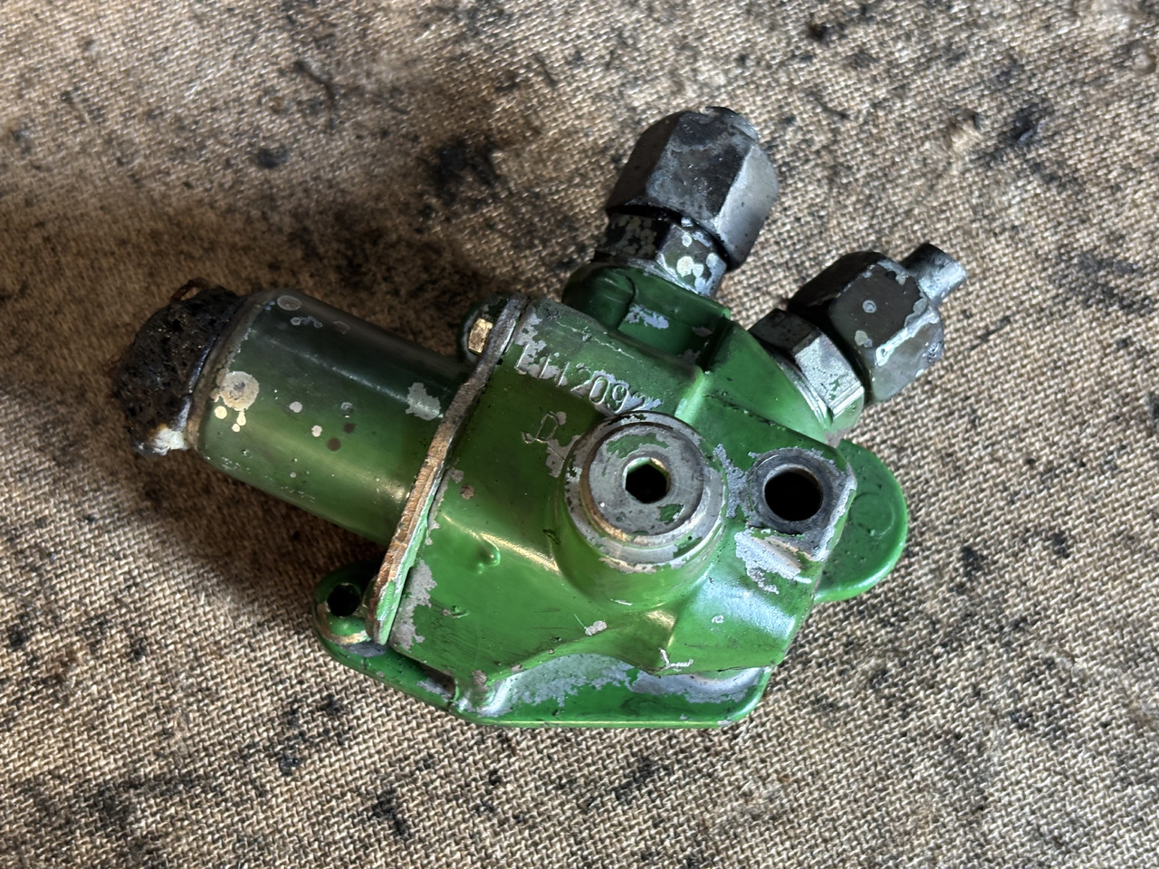 John Deere 6010 6110 6210 6506 6600 Obudowa zaworu elektromagnetycznego L112092 - Хидрауличен вентил за Земјоделска машина: слика 1 John Deere 6010 6110 6210 6506 6600 Obudowa zaworu elektromagnetycznego L112092 - Хидрауличен вентил за Земјоделска машина: слика 1