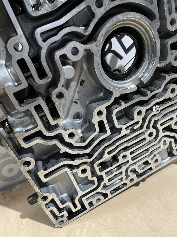 John Deere 6300 6100 6200 6400 - płyta obudowa skrzyni biegów R129797 - Менувач и делови за Земјоделска машина: слика 2 John Deere 6300 6100 6200 6400 - płyta obudowa skrzyni biegów R129797 - Менувач и делови за Земјоделска машина: слика 2