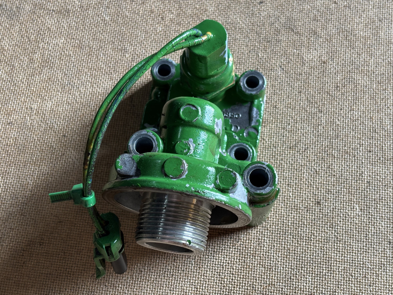 John Deere 6910 Korpus filtra oleju z Przełącznikiem ciśnienia R95850 RE212878 - Филтер за масло за Трактор: слика 1 John Deere 6910 Korpus filtra oleju z Przełącznikiem ciśnienia R95850 RE212878 - Филтер за масло за Трактор: слика 1