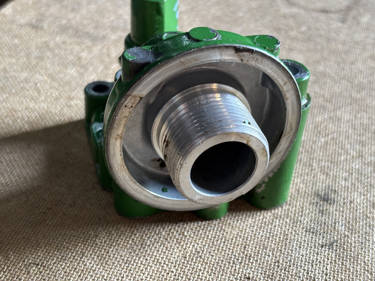 John Deere 6910 Korpus filtra oleju z Przełącznikiem ciśnienia R95850 RE212878 - Филтер за масло за Трактор: слика 4 John Deere 6910 Korpus filtra oleju z Przełącznikiem ciśnienia R95850 RE212878 - Филтер за масло за Трактор: слика 4