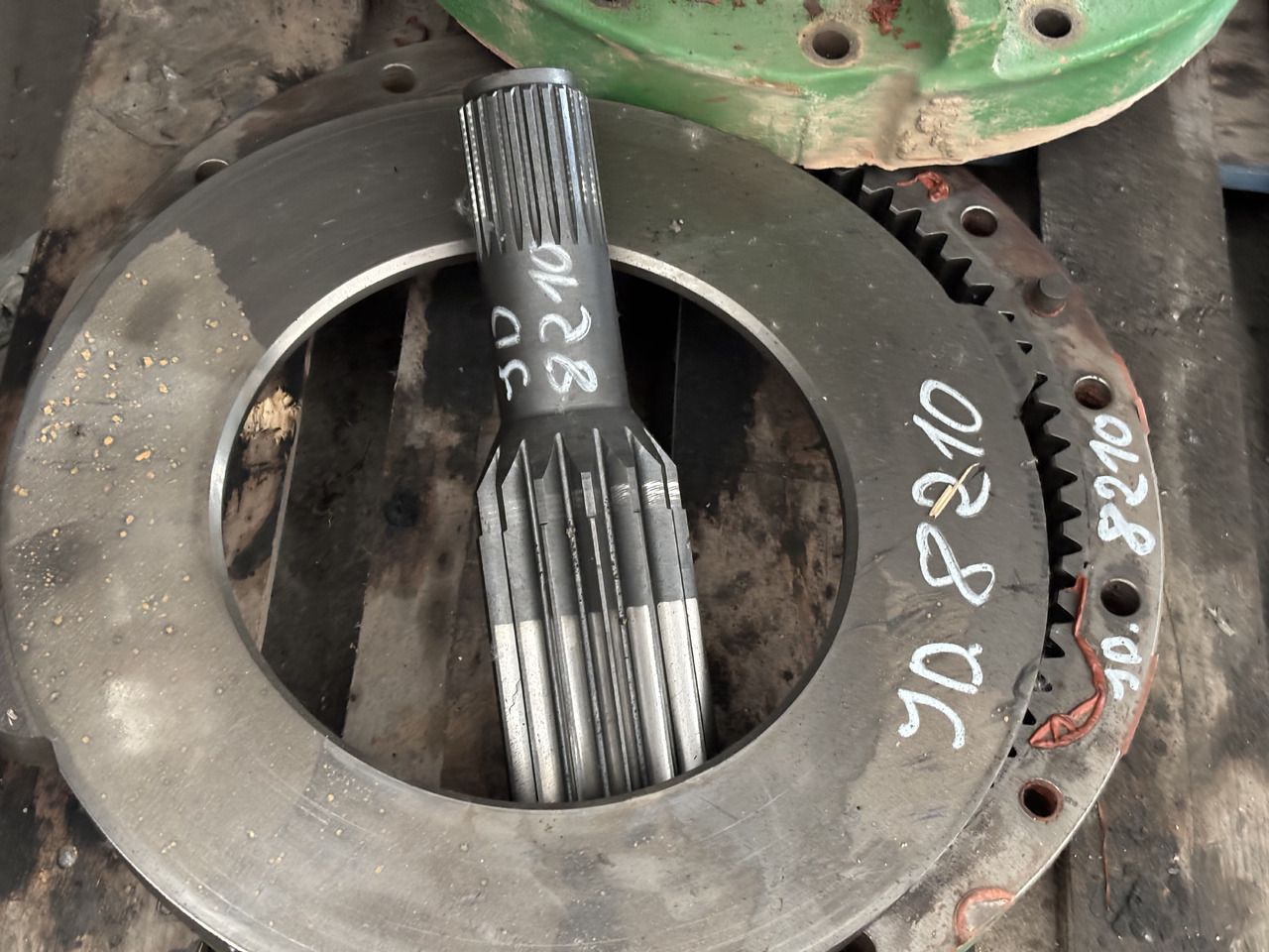 John Deere 8330 8370 Zwolnica Tylna Obudowa Wał R156486 R174225 R156486 R314670 R296985 R560119 - Конечен редуктор за Земјоделска машина: слика 2 John Deere 8330 8370 Zwolnica Tylna Obudowa Wał R156486 R174225 R156486 R314670 R296985 R560119 - Конечен редуктор за Земјоделска машина: слика 2