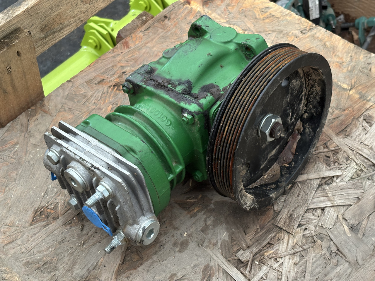 John Deere 8R 8RX 250 310 370 410 Kompresor Powietrza RE585794 - Компресор на воздушна кочница за Земјоделска машина: слика 2 John Deere 8R 8RX 250 310 370 410 Kompresor Powietrza RE585794 - Компресор на воздушна кочница за Земјоделска машина: слика 2