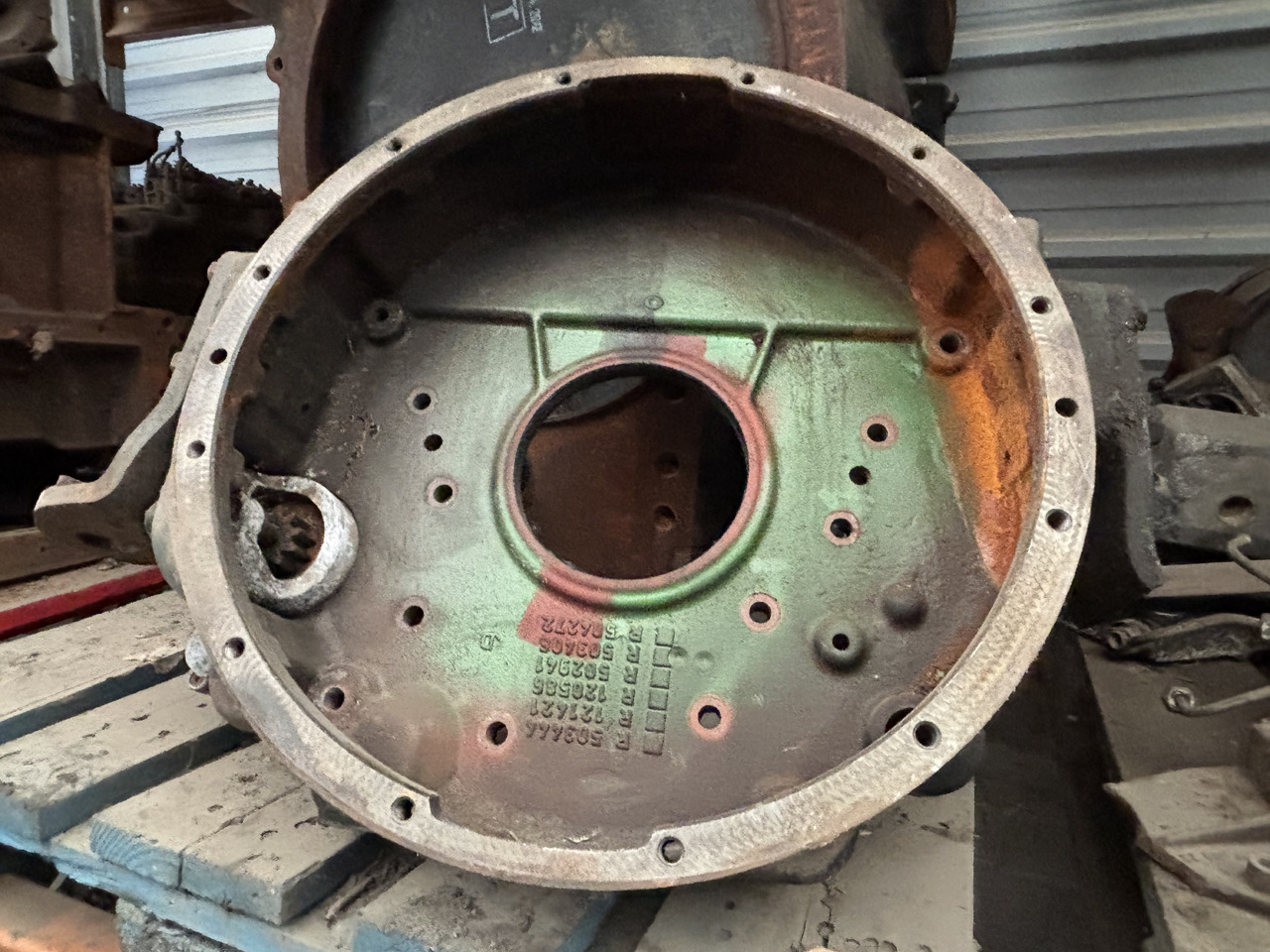 John Deere R503444 R121421 R120586 502941 R503406 R504272 Obudowa Koła Zamachowego - Замаец за Земјоделска машина: слика 1 John Deere R503444 R121421 R120586 502941 R503406 R504272 Obudowa Koła Zamachowego - Замаец за Земјоделска машина: слика 1