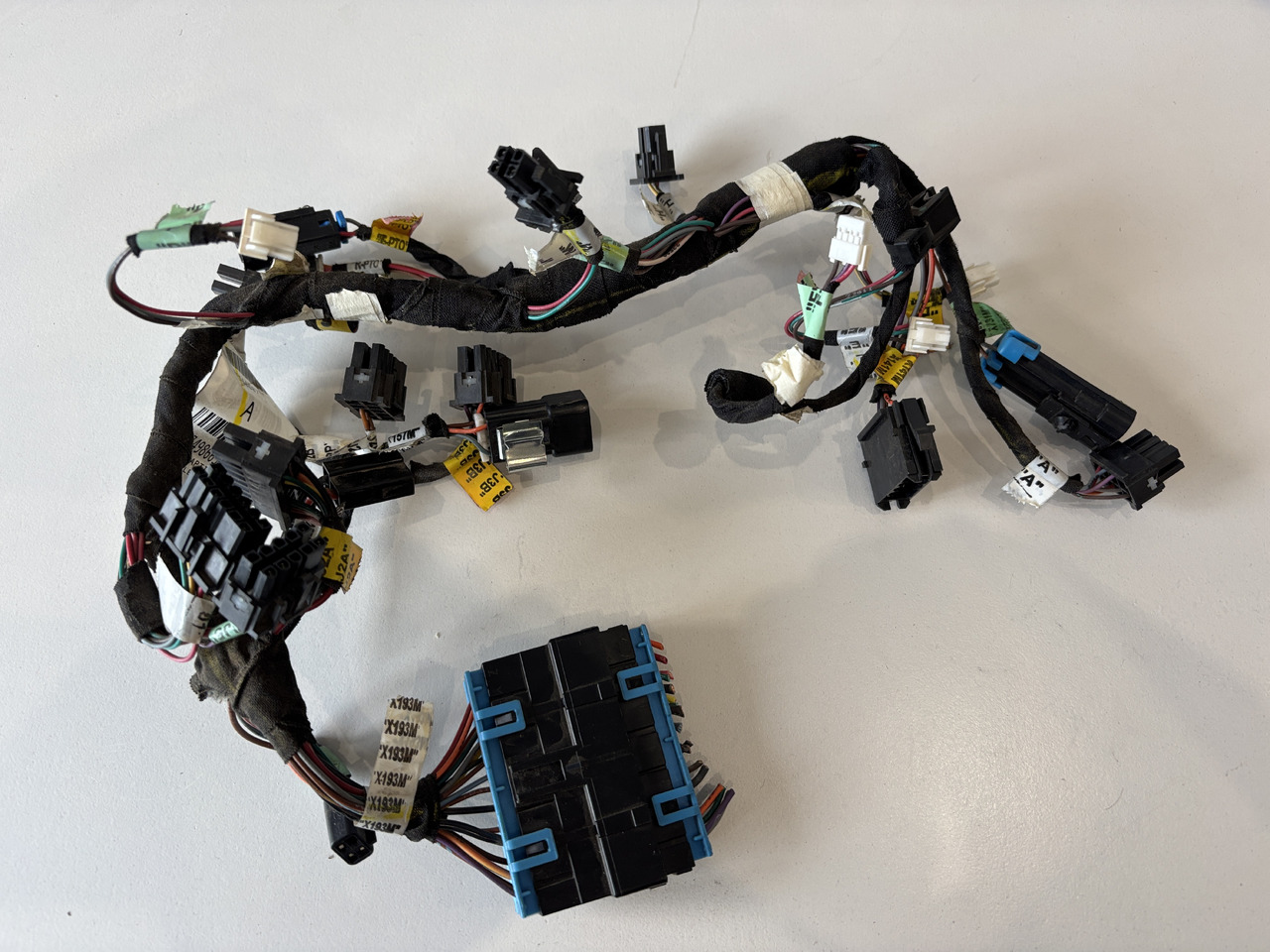 John Deere seria 6000 7000 8000 R - wiązka el. podłokietnika CommandARM RE566687 - Појас за кабел/ Жица за Земјоделска машина: слика 1 John Deere seria 6000 7000 8000 R - wiązka el. podłokietnika CommandARM RE566687 - Појас за кабел/ Жица за Земјоделска машина: слика 1