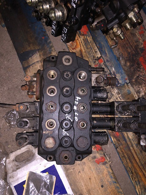 Rozdzielacz Hydrauliczny Merlo Blok Rozdzielacza - Хидрауличен вентил за Земјоделска машина: слика 1 Rozdzielacz Hydrauliczny Merlo Blok Rozdzielacza - Хидрауличен вентил за Земјоделска машина: слика 1