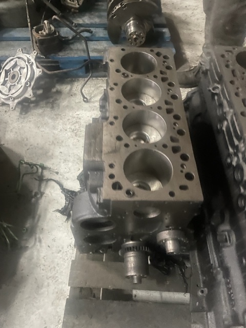 Silnik słupek new holland case F4GE 4C - Мотор и делови за Земјоделска машина: слика 5 Silnik słupek new holland case F4GE 4C - Мотор и делови за Земјоделска машина: слика 5