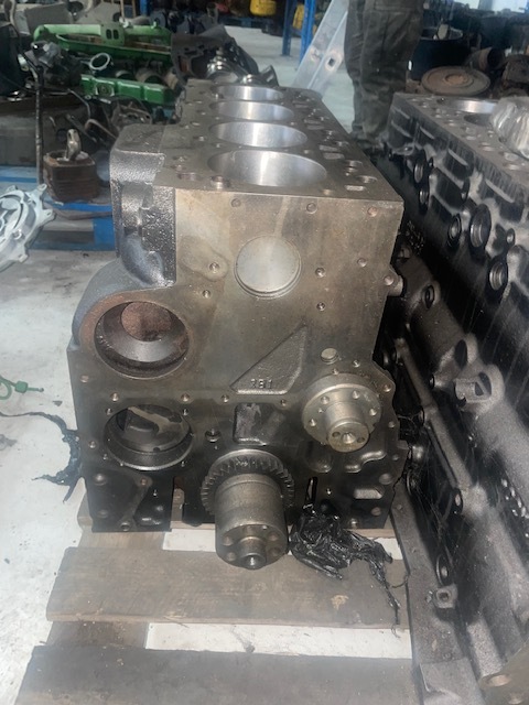 Silnik słupek new holland case F4GE 4C - Мотор и делови за Земјоделска машина: слика 4 Silnik słupek new holland case F4GE 4C - Мотор и делови за Земјоделска машина: слика 4