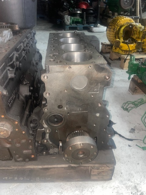 Silnik słupek new holland case F4GE 4C - Мотор и делови за Земјоделска машина: слика 1 Silnik słupek new holland case F4GE 4C - Мотор и делови за Земјоделска машина: слика 1