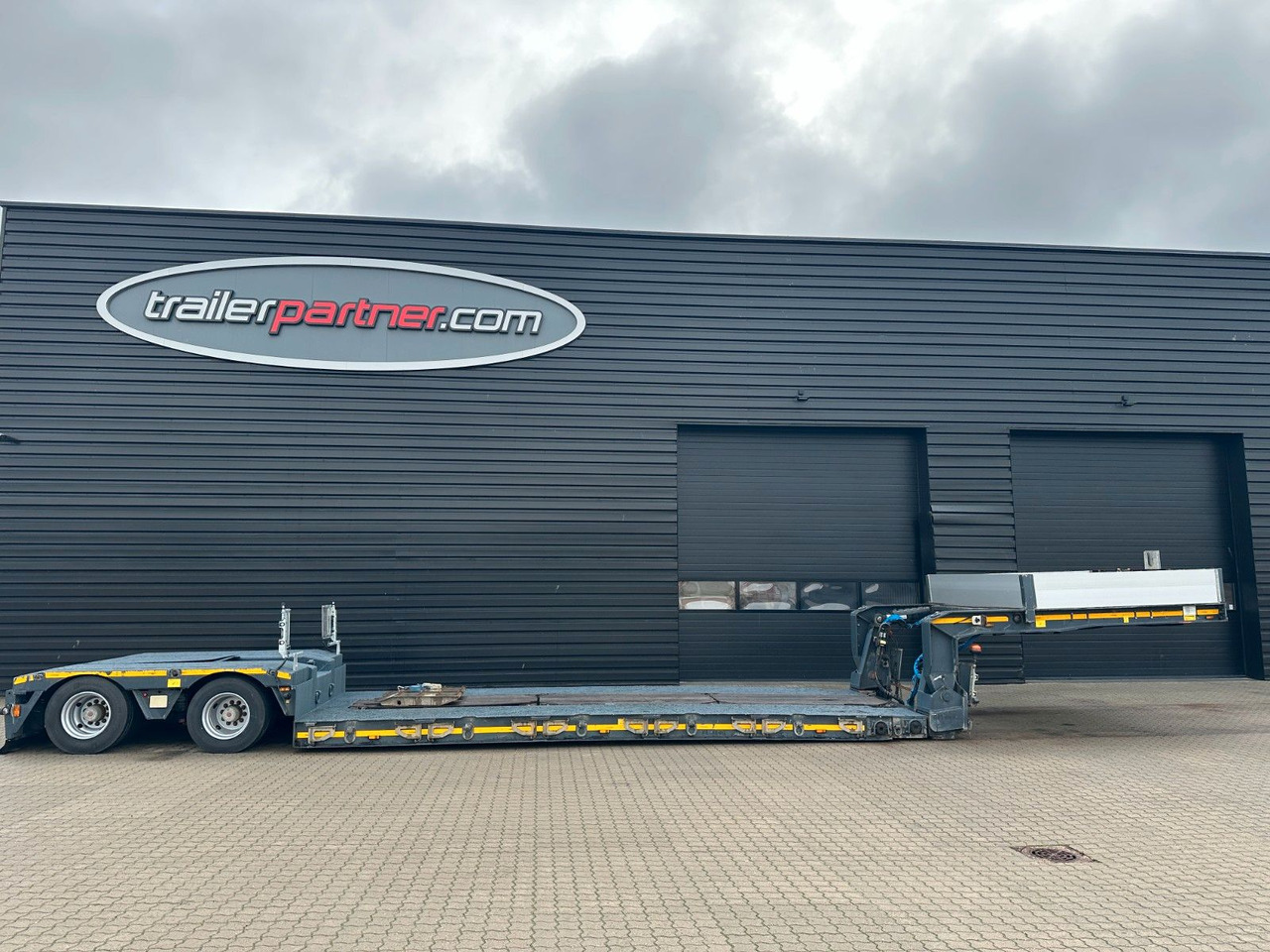 Faymonville 2 achs tiefbett / 2 x ausziehbar / 17.450 mm Faymonville 2 achs tiefbett / 2 x ausziehbar / 17.450 mm - Полуприколка за низок утовар: слика 3 Faymonville 2 achs tiefbett / 2 x ausziehbar / 17.450 mm Faymonville 2 achs tiefbett / 2 x ausziehbar / 17.450 mm - Полуприколка за низок утовар: слика 3