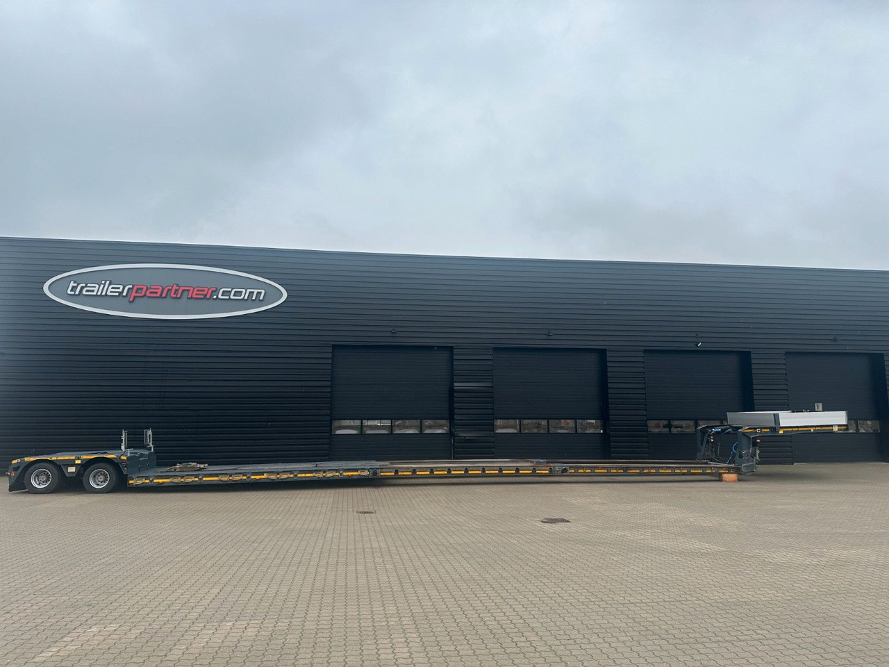 Faymonville 2 achs tiefbett / 2 x ausziehbar / 17.450 mm Faymonville 2 achs tiefbett / 2 x ausziehbar / 17.450 mm - Полуприколка за низок утовар: слика 1 Faymonville 2 achs tiefbett / 2 x ausziehbar / 17.450 mm Faymonville 2 achs tiefbett / 2 x ausziehbar / 17.450 mm - Полуприколка за низок утовар: слика 1