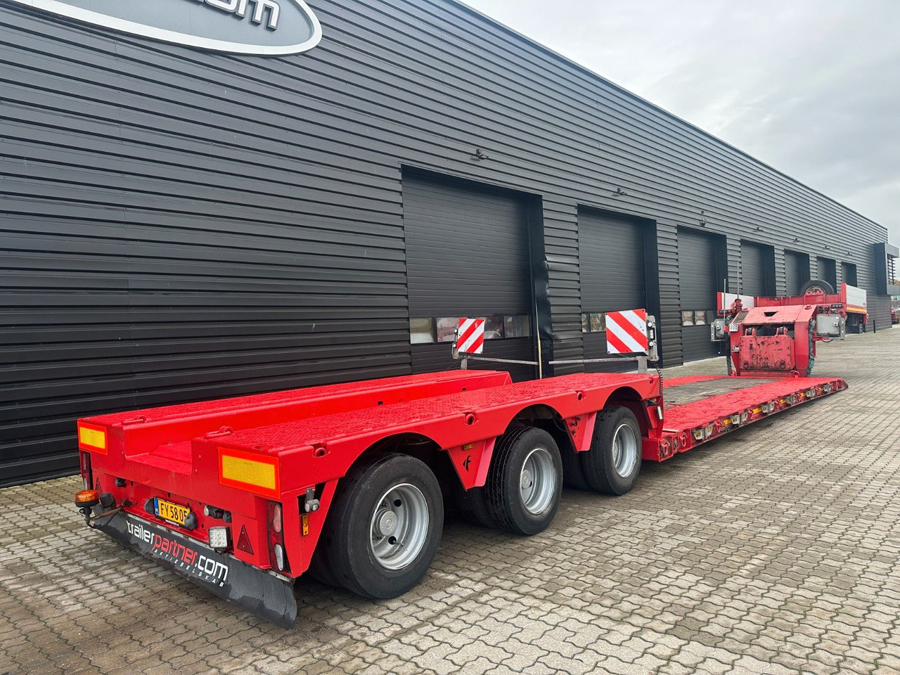 Faymonville 3 achs Tiefbett 300 mm Faymonville Megamax 3 achs Tiefbett 300 mm - Полуприколка за низок утовар: слика 2 Faymonville 3 achs Tiefbett 300 mm Faymonville Megamax 3 achs Tiefbett 300 mm - Полуприколка за низок утовар: слика 2