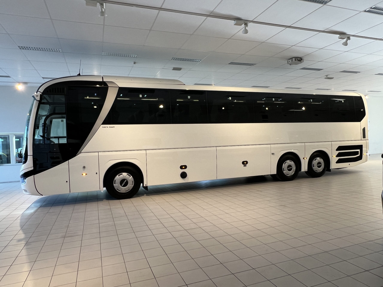 MAN Lions Coach R08 Euro 6E (Dark Edition) - Патнички вагон автобус: слика 4 MAN Lions Coach R08 Euro 6E (Dark Edition) - Патнички вагон автобус: слика 4