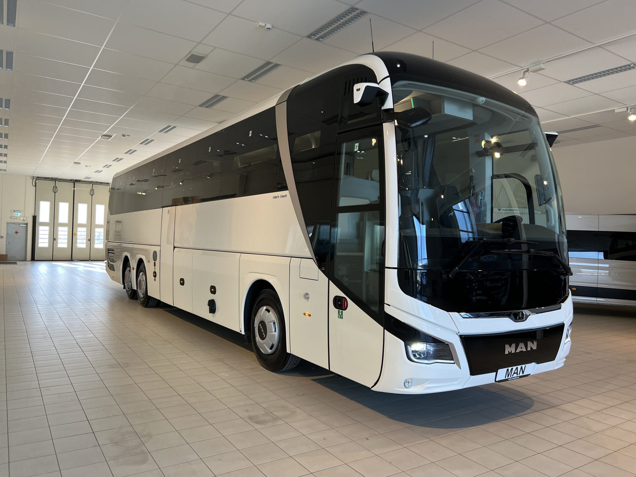 MAN Lions Coach R09 Euro 6E (Dark Edition) - Патнички вагон автобус: слика 1 MAN Lions Coach R09 Euro 6E (Dark Edition) - Патнички вагон автобус: слика 1