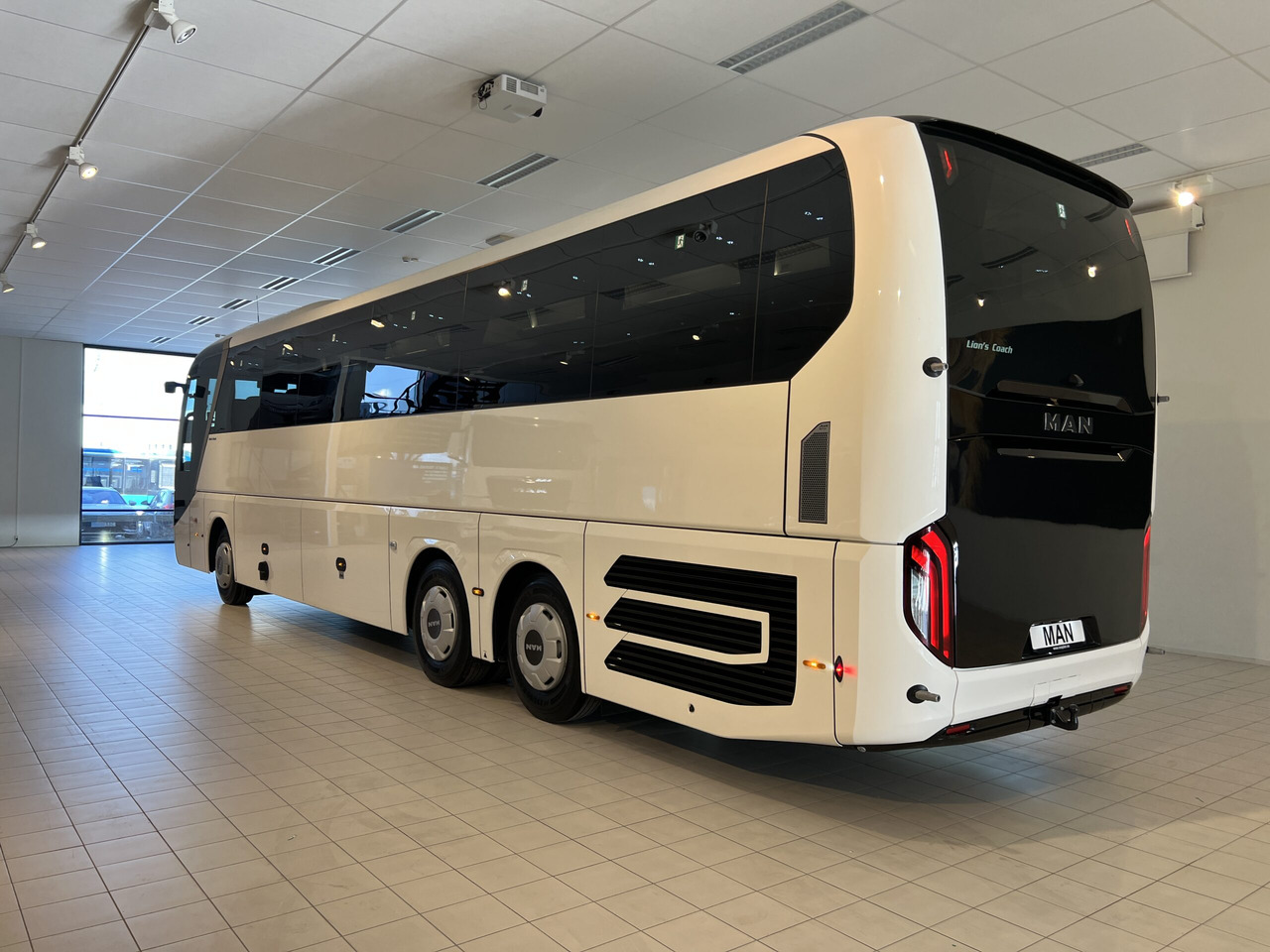 MAN Lions Coach R09 Euro 6E (Dark Edition) - Патнички вагон автобус: слика 5 MAN Lions Coach R09 Euro 6E (Dark Edition) - Патнички вагон автобус: слика 5