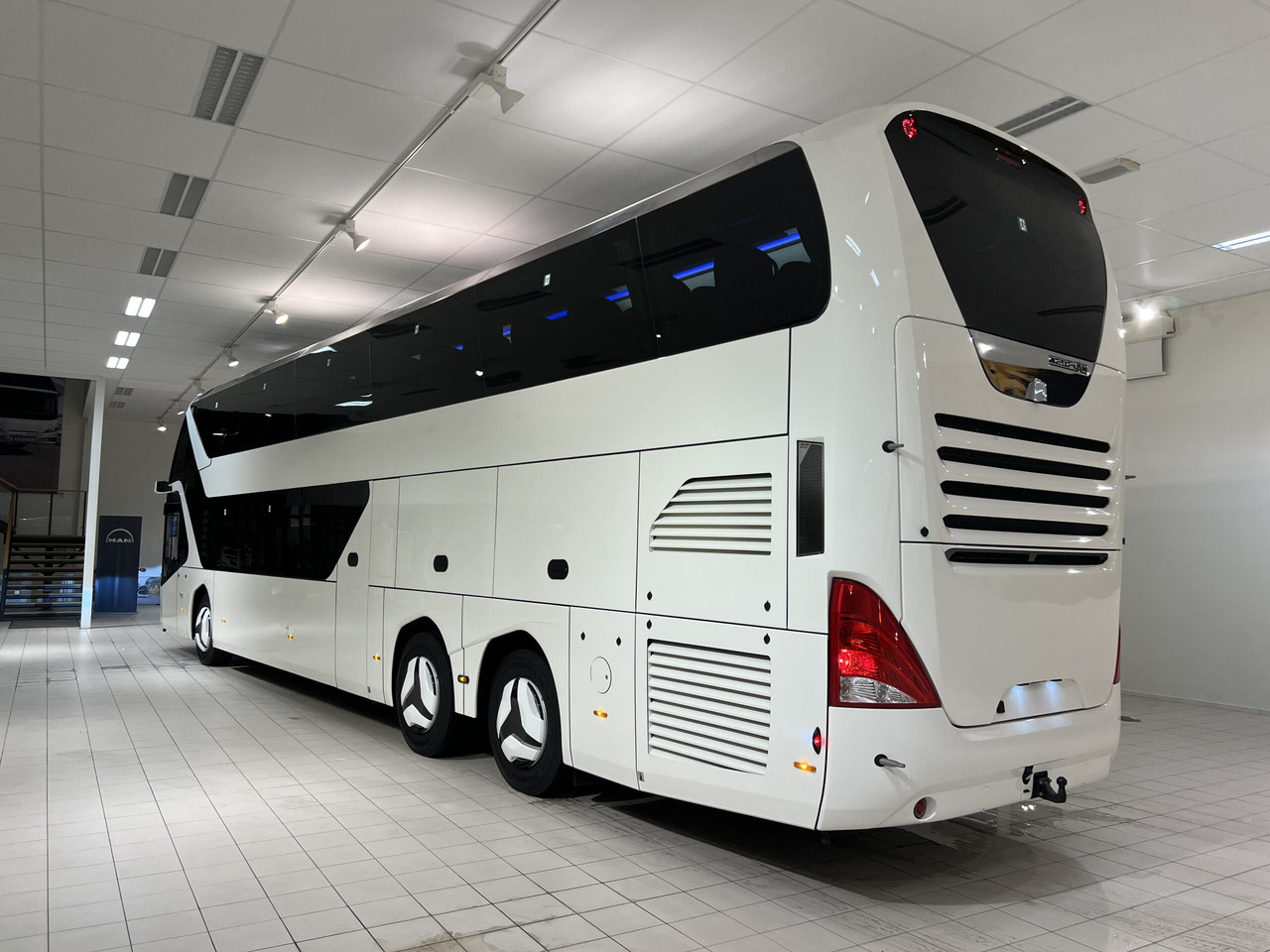 NEOPLAN SKYLINER P06 Euro 6E V.I.P / Exclusive Class (Dark Edition) - Патнички вагон автобус: слика 4 NEOPLAN SKYLINER P06 Euro 6E V.I.P / Exclusive Class (Dark Edition) - Патнички вагон автобус: слика 4