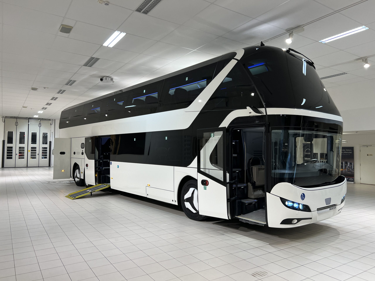 NEOPLAN SKYLINER P06 Euro 6E V.I.P / Exclusive Class (Dark Edition) - Патнички вагон автобус: слика 1 NEOPLAN SKYLINER P06 Euro 6E V.I.P / Exclusive Class (Dark Edition) - Патнички вагон автобус: слика 1
