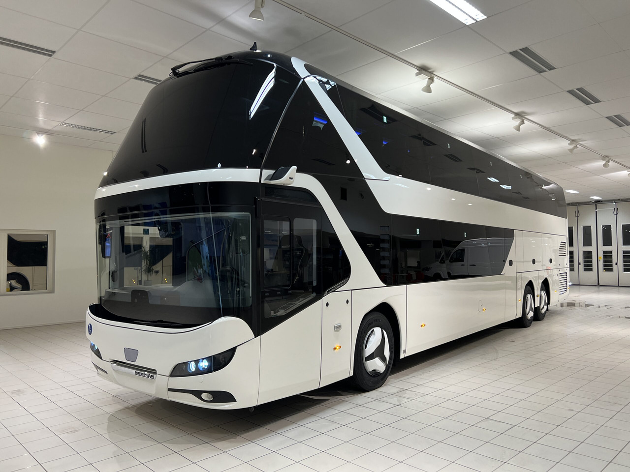 NEOPLAN SKYLINER P06 Euro 6E V.I.P / Exclusive Class (Dark Edition) - Патнички вагон автобус: слика 2 NEOPLAN SKYLINER P06 Euro 6E V.I.P / Exclusive Class (Dark Edition) - Патнички вагон автобус: слика 2