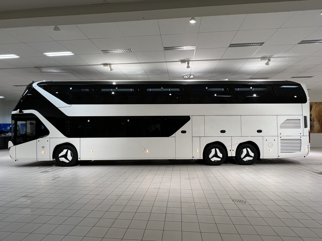 NEOPLAN SKYLINER P06 Euro 6E V.I.P / Exclusive Class (Dark Edition) - Патнички вагон автобус: слика 3 NEOPLAN SKYLINER P06 Euro 6E V.I.P / Exclusive Class (Dark Edition) - Патнички вагон автобус: слика 3