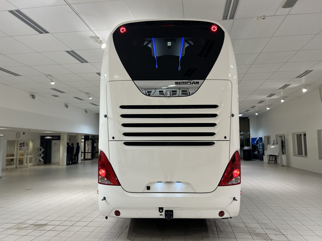 NEOPLAN SKYLINER P06 Euro 6E V.I.P / Exclusive Class (Dark Edition) - Патнички вагон автобус: слика 5 NEOPLAN SKYLINER P06 Euro 6E V.I.P / Exclusive Class (Dark Edition) - Патнички вагон автобус: слика 5