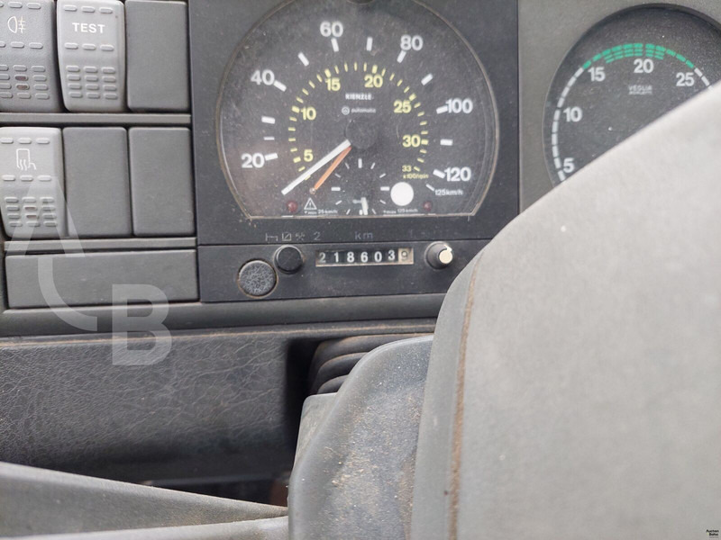 Камион со платформа, Камион со кран Iveco 180E18: слика 7