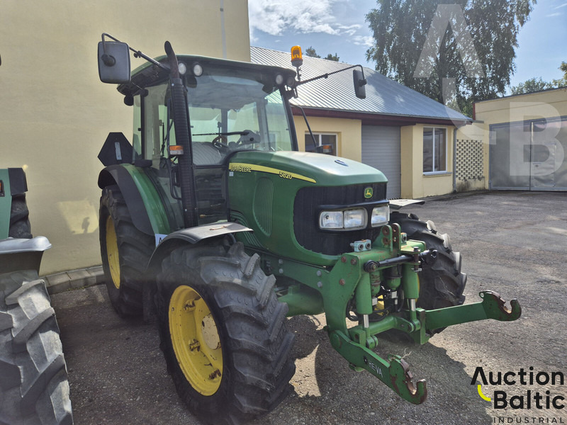 John Deere 5820 - Трактор: слика 1 John Deere 5820 - Трактор: слика 1