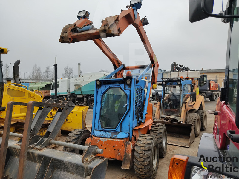 New Holland LS 185 B - Компактен натоварувач: слика 2 New Holland LS 185 B - Компактен натоварувач: слика 2