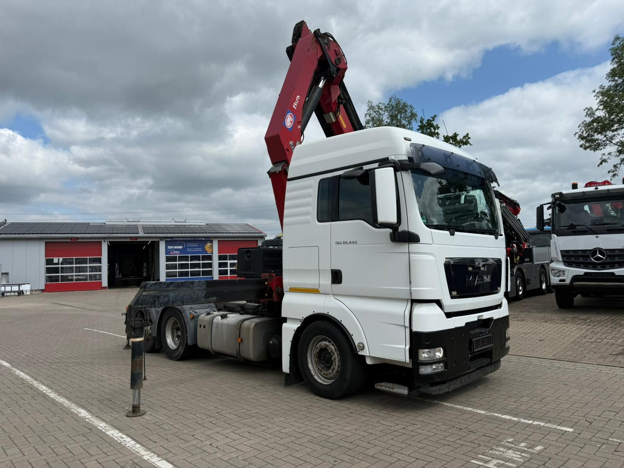 MAN TGX 26.440 6x2 mit HMF 3000-5 Kran TÜV NEU - Камион влекач: слика 2 MAN TGX 26.440 6x2 mit HMF 3000-5 Kran TÜV NEU - Камион влекач: слика 2