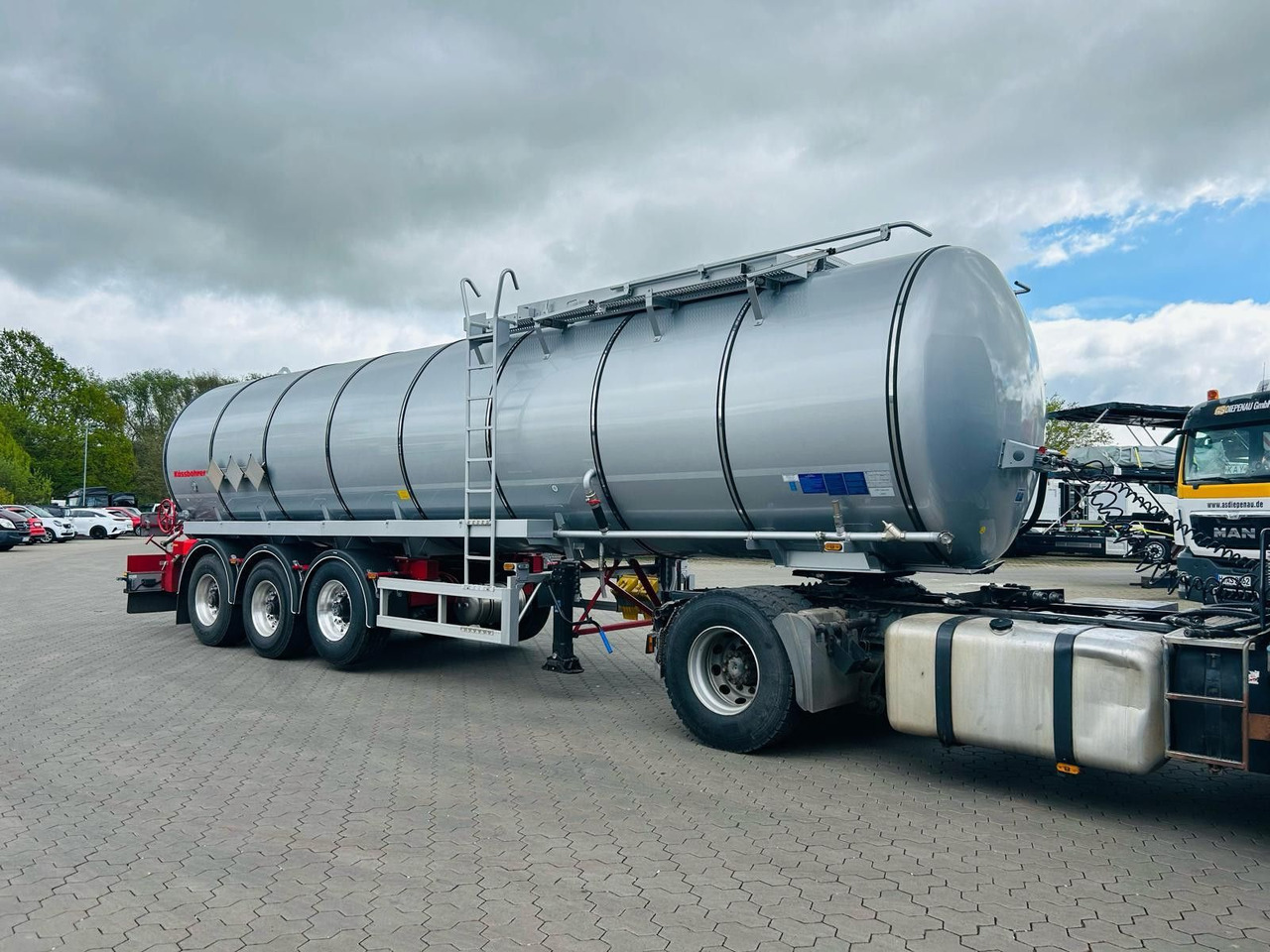 Kässbohrer STS.SS Edelstahl Tankauflieger Bitumen 32m³ - Полуприколка цистерна: слика 3 Kässbohrer STS.SS Edelstahl Tankauflieger Bitumen 32m³ - Полуприколка цистерна: слика 3