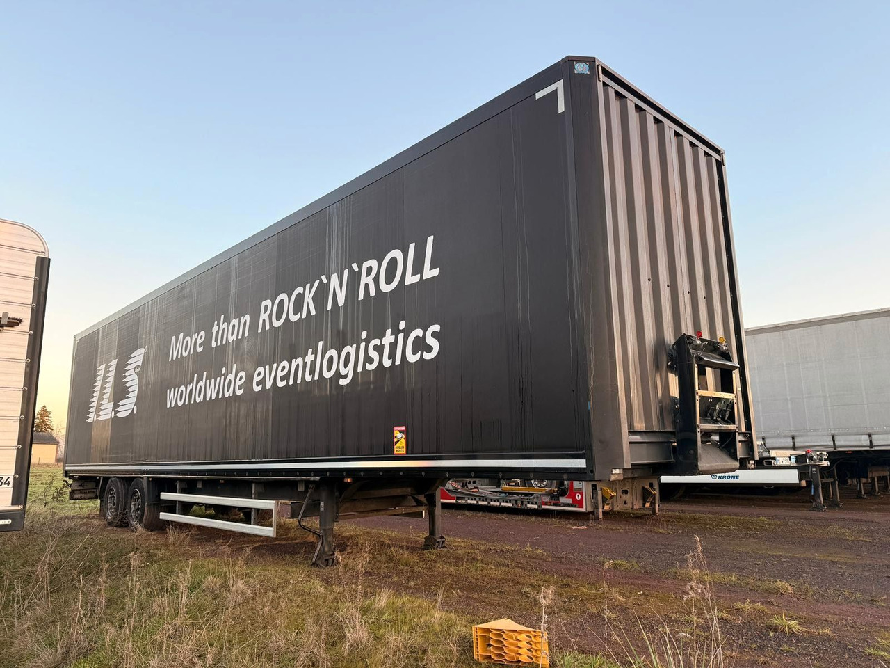 Krone SZ - Mega Koffer mit Rampenhalterung - Полуприколка сандучар: слика 2 Krone SZ - Mega Koffer mit Rampenhalterung - Полуприколка сандучар: слика 2