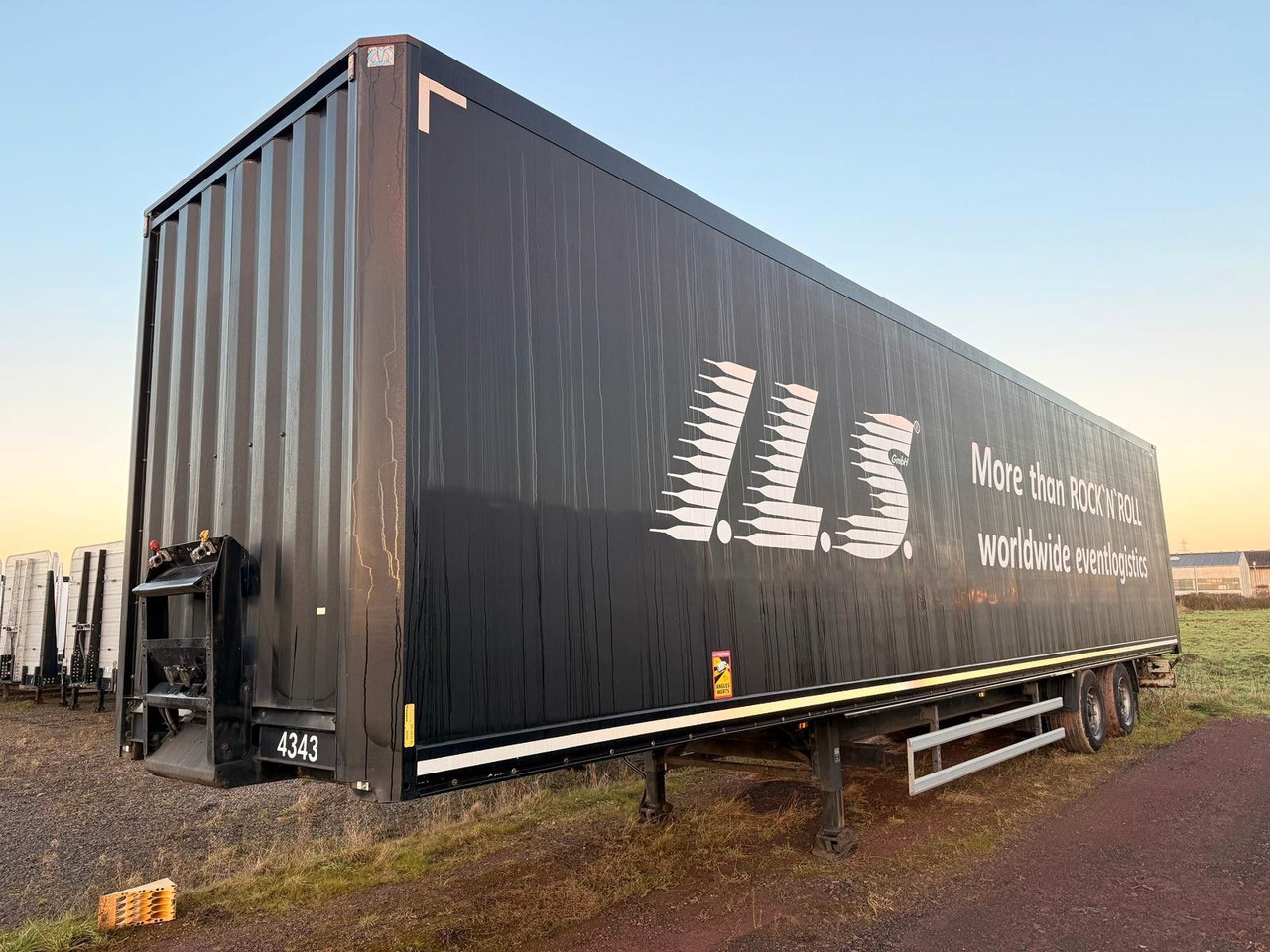 Krone SZ - Mega Koffer mit Rampenhalterung - Полуприколка сандучар: слика 1 Krone SZ - Mega Koffer mit Rampenhalterung - Полуприколка сандучар: слика 1