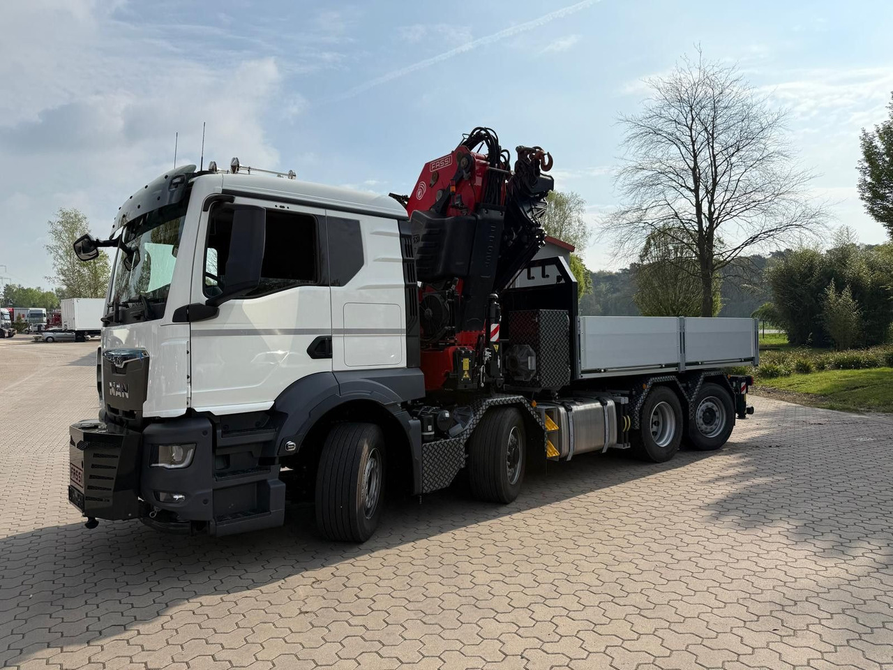 MAN 35.520 8x4 Kran Fassi F800, OHNE ABSTÜTZÜBERWACH - Камион со платформа, Камион со кран: слика 2 MAN 35.520 8x4 Kran Fassi F800, OHNE ABSTÜTZÜBERWACH - Камион со платформа, Камион со кран: слика 2