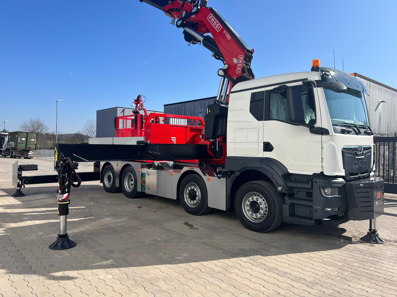 MAN 8x4 mit F1150RA.2.28 L616 Winde, 2.per. Korb - Камион со платформа, Камион со кран: слика 1 MAN 8x4 mit F1150RA.2.28 L616 Winde, 2.per. Korb - Камион со платформа, Камион со кран: слика 1