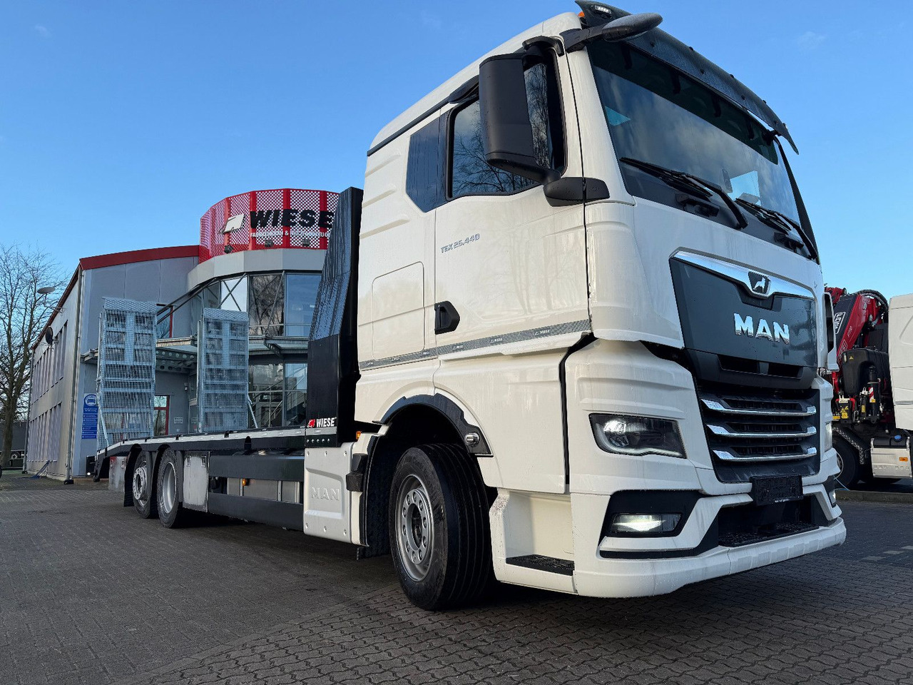 MAN Baumaschinen- Arbeitsbühnentransporter Rampen - Камион со платформа: слика 2 MAN Baumaschinen- Arbeitsbühnentransporter Rampen - Камион со платформа: слика 2